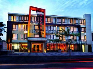 A hotel with many windows and lights on the outside.